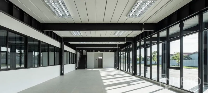 คลังสินค้า ให้เช่าในBang Sao Thong, Samut Prakan - พื้นที่ออฟฟิศในโกดัง โปร่งสว่าง ผนังกระจกเต็มบาน พื้นขัดมัน และโครงเหล็ก