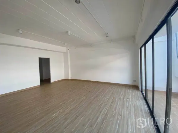 สำนักงาน ให้เช่าในKhlong Toei, Bangkok - ภายในสำนักงานกว้าง มีหน้าต่างกระจกบานเลื่อนขนาดใหญ่และพื้นลายไม้