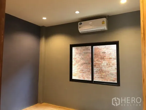 สำนักงานที่บ้าน ให้เช่าในSuan Luang, Bangkok - ห้องขนาดกะทัดรัด มีหน้าต่าง ไฟดาวน์ไลท์ และแอร์แขวนผนัง