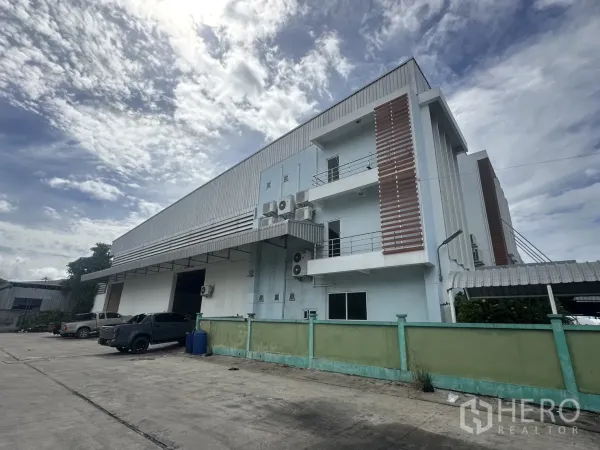 โรงงาน ให้เช่า - มุมด้านข้างมีระเบียง เครื่องปรับอากาศ และผนังโกดัง