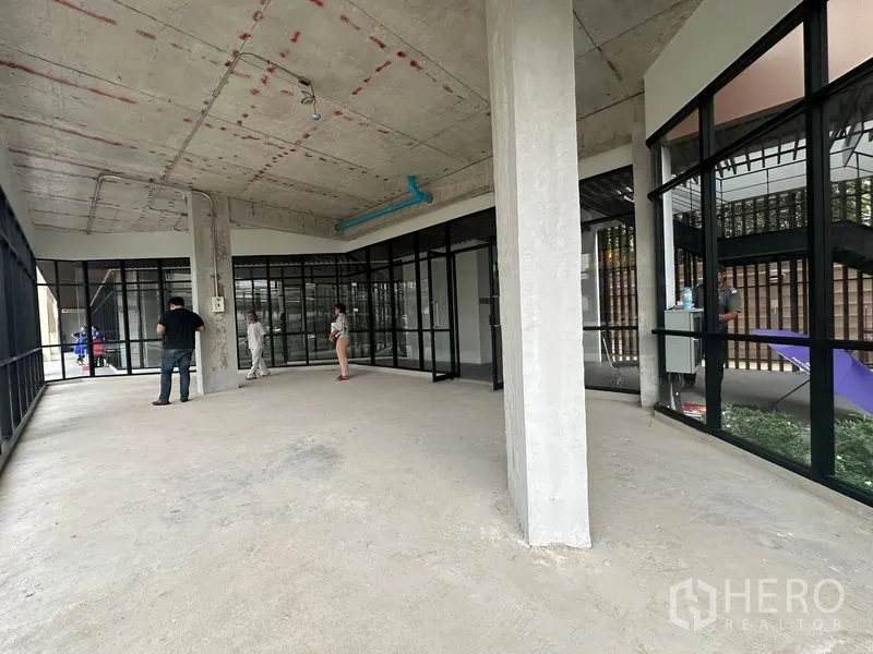 零售空间 出租在Bang Na, Bangkok - 62平方米开放式零售单元，外露天花与环形玻璃立面。