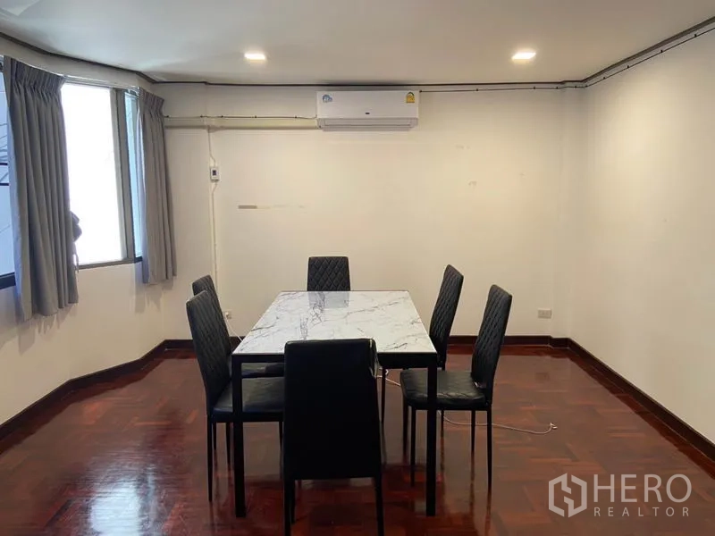 ทาวน์เฮาส์ ให้เช่าในKhlong Toei, Bangkok - ห้องรับประทานอาหาร โต๊ะหน้าหินอ่อน เก้าอี้หกตัว พื้นไม้ และเครื่องปรับอากาศ