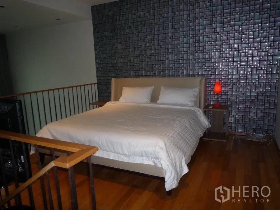 คอนโด ให้เช่าในKhlong Toei, Bangkok - ห้องนอนชั้นลอย พื้นไม้ ผนังตกแต่ง และโคมไฟหัวเตียง