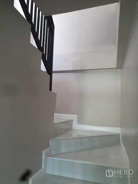 สำนักงานที่บ้าน ให้เช่าในSuan Luang, Bangkok - บันไดขั้นสีขาวพร้อมราวเหล็กสีดำ