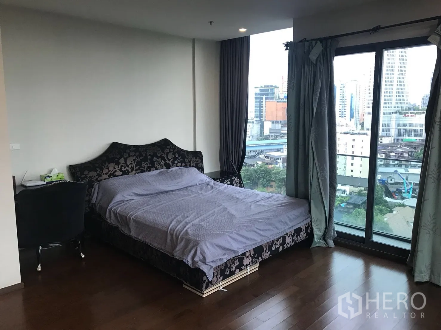 คอนโด ให้เช่าในKhlong Toei, Bangkok - ห้องนอนใหญ่พร้อมหน้าต่างบานใหญ่ วิวสกายไลน์กรุงเทพ