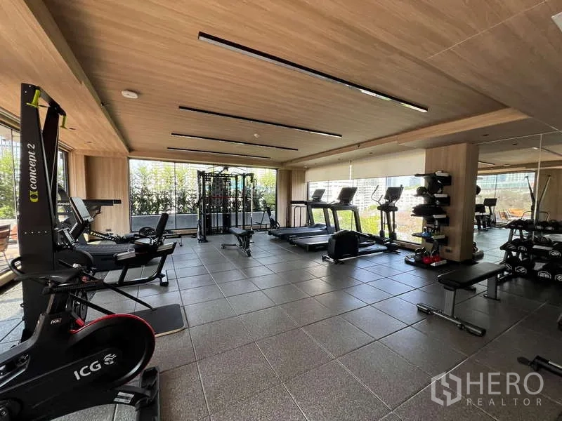 คอนโด ให้เช่าในWatthana, Bangkok - ฟิตเนสของคอนโดพร้อมอุปกรณ์ครบ มีลู่วิ่ง เวทเทรนนิ่ง และกระจกบานใหญ่
