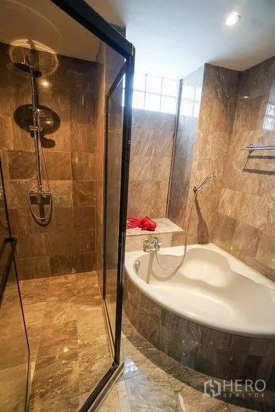 อพาร์ทเมนท์ ให้เช่าในWatthana, Bangkok - ห้องน้ำมาสเตอร์พร้อมอ่างอาบน้ำมุมและตู้ฝักบัวกระจกแยก
