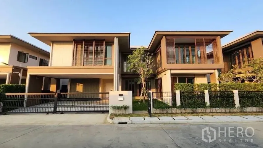 บ้าน ให้เช่าหรือขายในBang Kapi, Bangkok - มุมมองด้านหน้าบ้านอีกครั้ง บ้านเดี่ยวสองชั้นพร้อมที่จอดรถและแนวรั้วพรรณไม้.