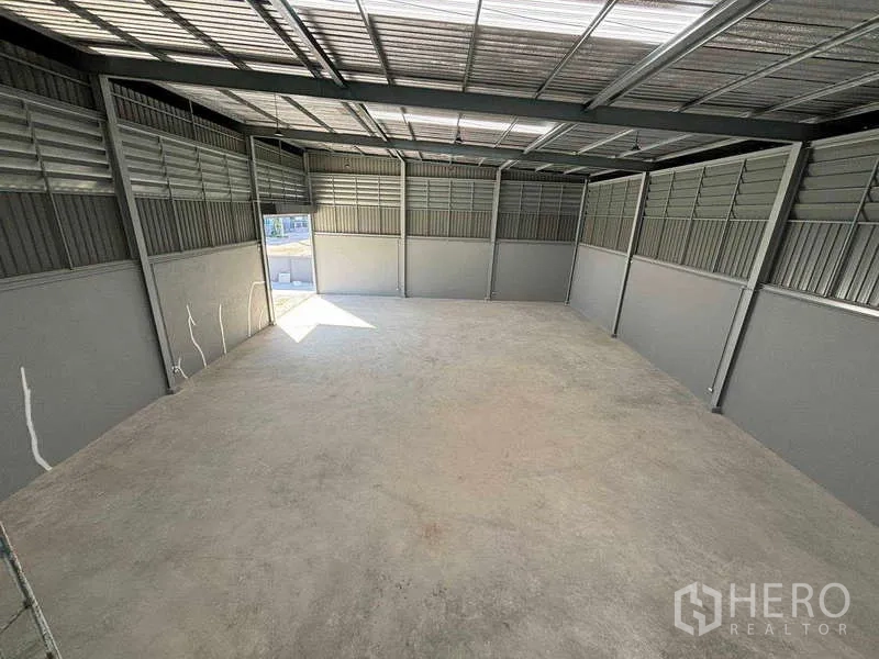 Factory for rent in Bang Bo, Samut Prakan - Aerial view from mezzanine over the warehouse bay with daylight from the loading opening.