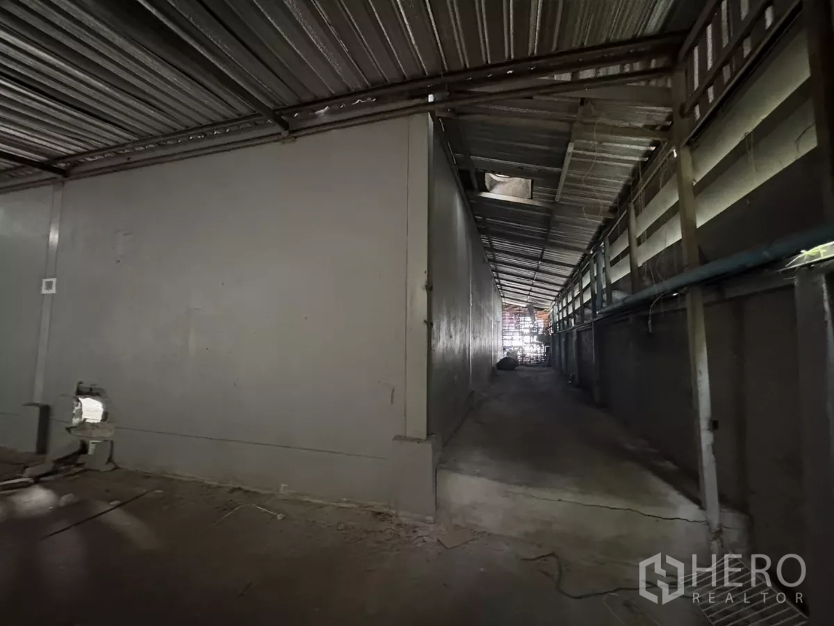 คลังสินค้า ให้เช่าในBang Phli, Samut Prakan - ทางบริการแคบ ผนังเมทัลชีท พร้อมทางเดินยกพื้น.