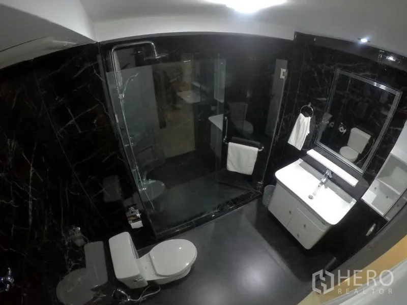 คอนโด ให้เช่าในWatthana, Bangkok - ห้องน้ำสมัยใหม่ ผนังหินอ่อนสีดำ และตู้ฝักบัวกระจก