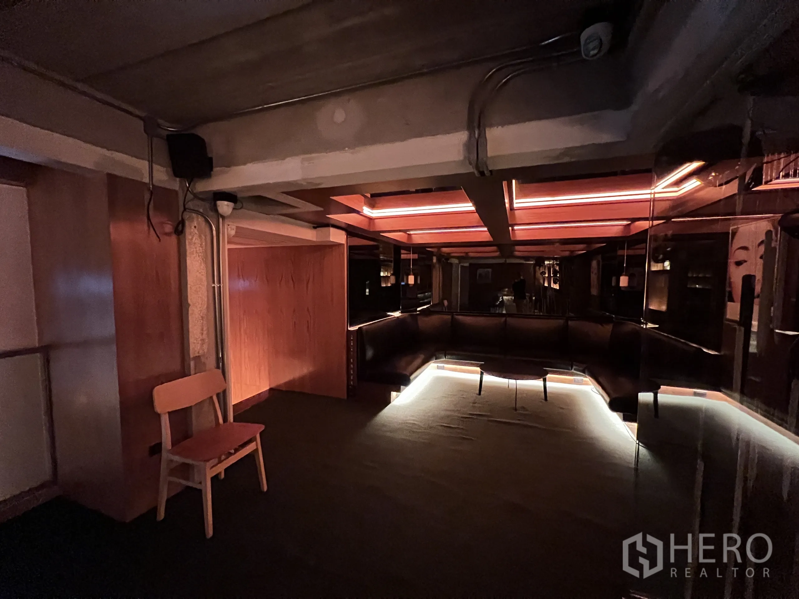 零售空间 出租在Watthana, Bangkok - 昏暗休闲区，线性顶灯与U形沙发。