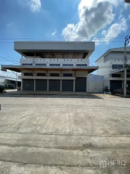 货栈 出租或出售在Bang Phli, Samut Prakan - 邦普里多层仓库正面，设四个卷闸装卸口与宽阔前场。