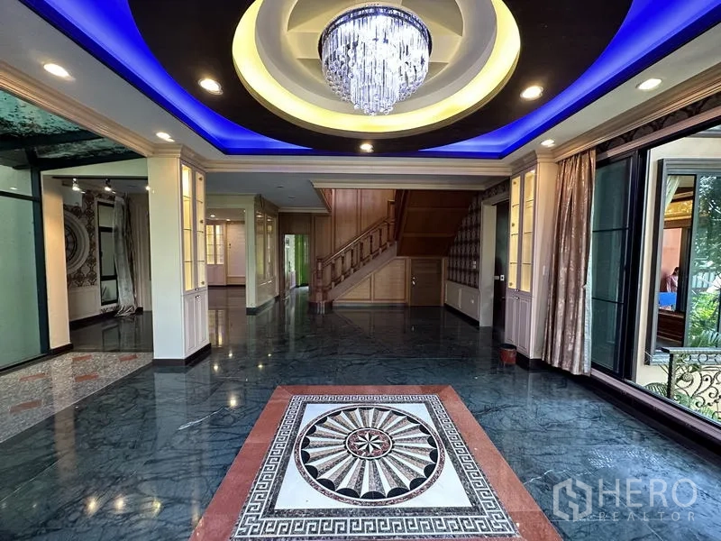 独立式住宅 出售在Lam Luk Ka, Pathum Thani - 挑高客厅 吊灯 大理石拼花地面与楼梯
