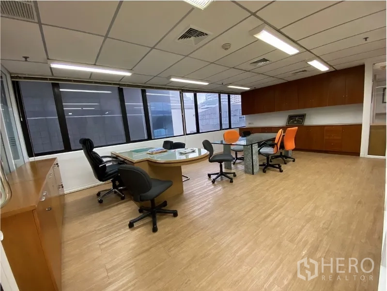 办公空间 出租在Khlong Toei, Bangkok - 开放式办公区，落地窗、木地板、会议桌与内置储物柜。