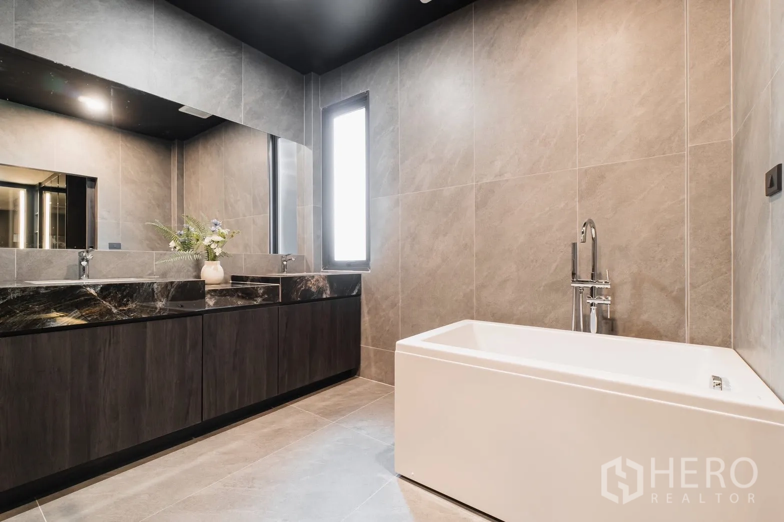 บ้าน ให้เช่าหรือขายในPrawet, Bangkok - ห้องน้ำโชว์อ่างอาบน้ำแบบลอยตัวและเคาน์เตอร์ยาวอ่างคู่