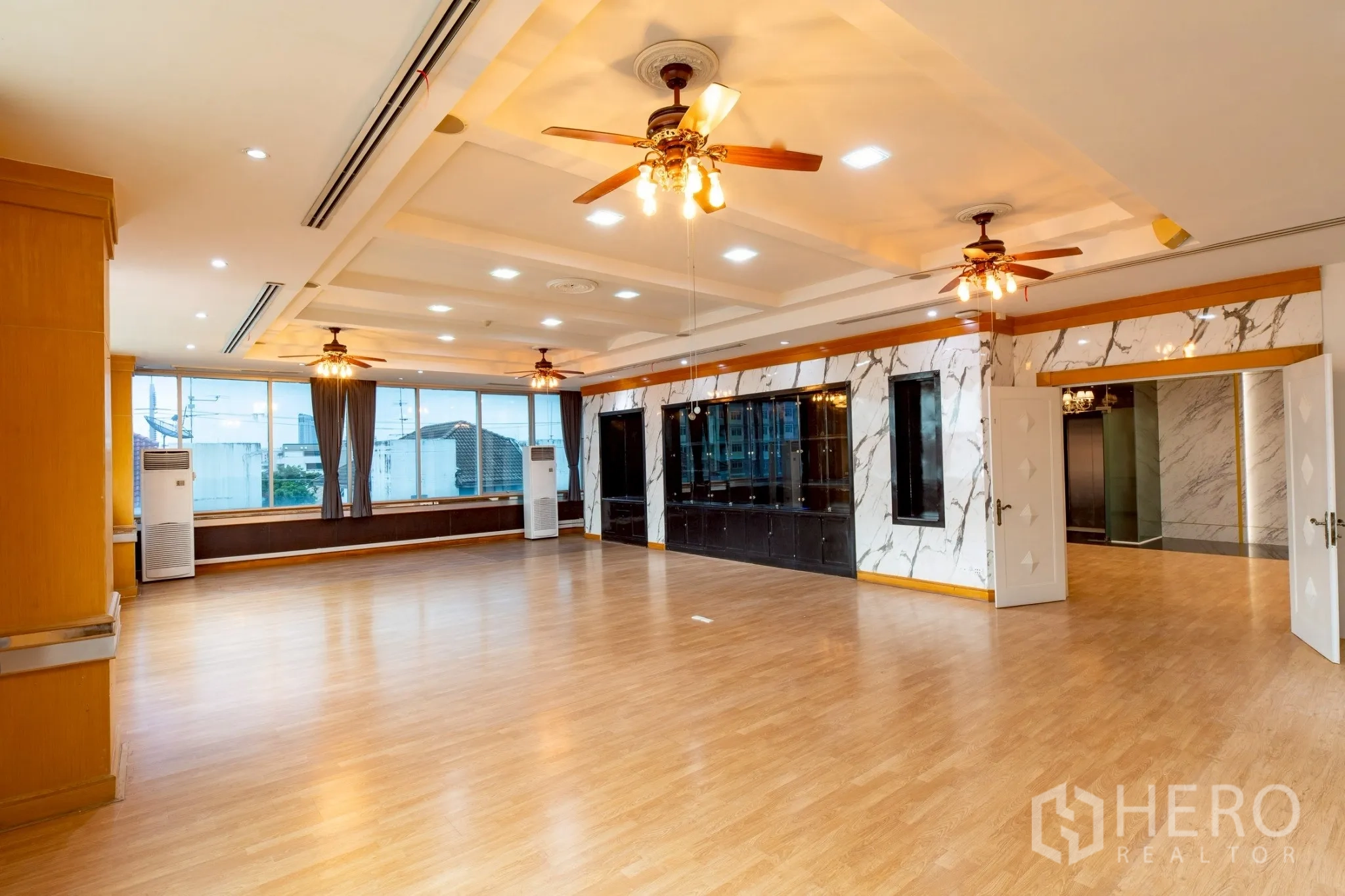 สำนักงาน ให้เช่าในWang Thonglang, Bangkok - ฮอลล์อเนกประสงค์ พัดลมเพดาน ผนังลายหินอ่อน และหน้าต่างบานกว้าง