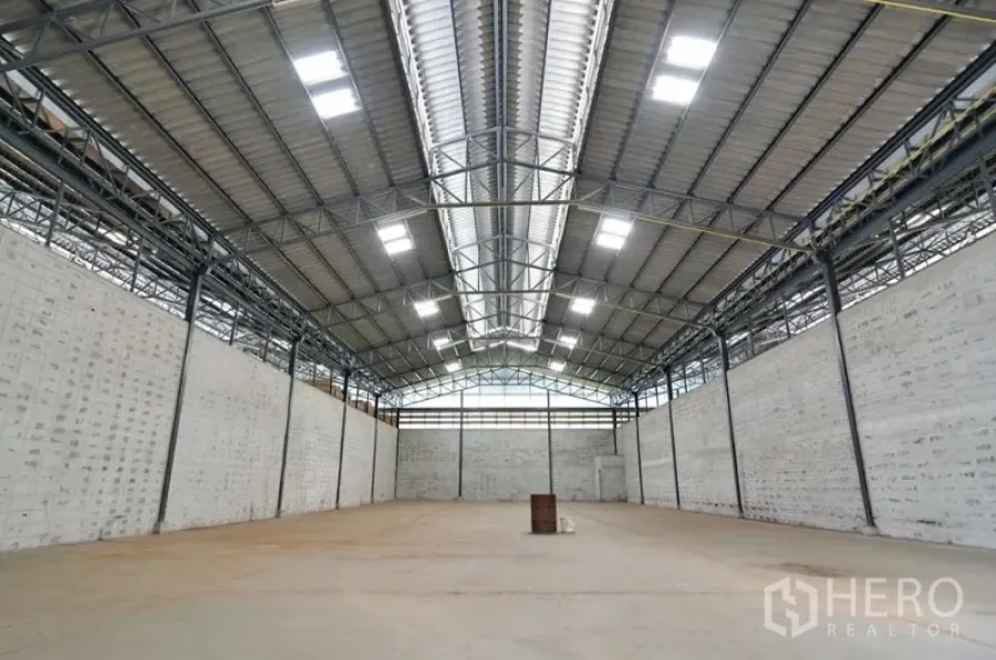 货栈 出租在Phra Pradaeng, Samut Prakan - 仓库内部，高钢结构屋顶与天窗，混凝土地面，空间开阔。