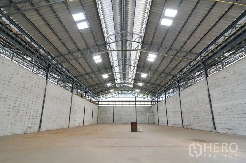 货栈 出租在Phra Pradaeng, Samut Prakan - 仓库内部，高钢结构屋顶与天窗，混凝土地面，空间开阔。