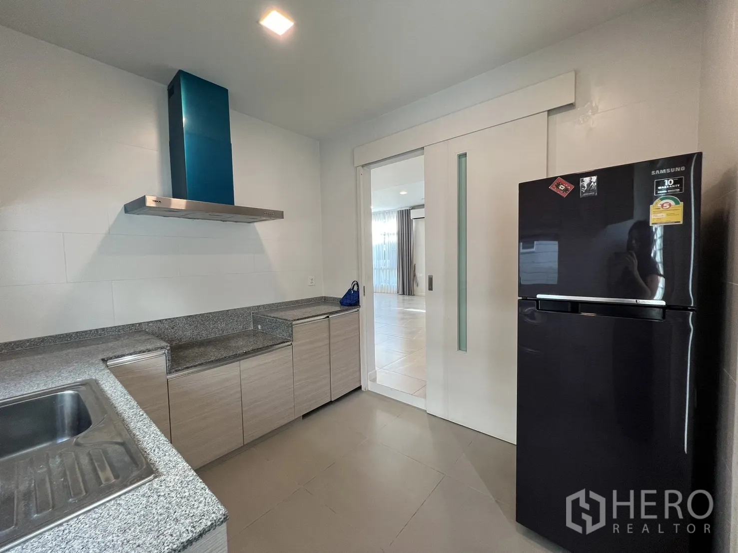 独立式住宅 出租在Prawet, Bangkok - 厨房带移门与冰箱，可通客厅。