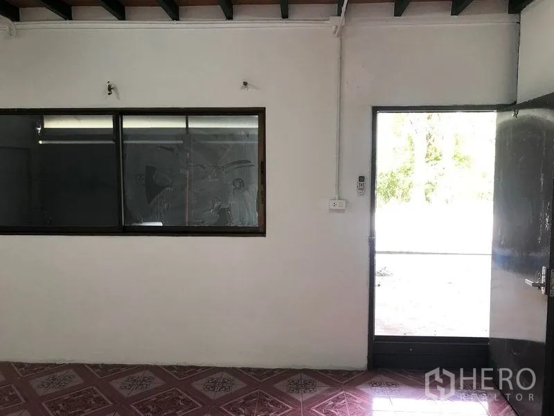 货栈 出租在Lam Luk Ka, Pathum Thani - 办公室区域，推拉窗与玻璃门通向室外。