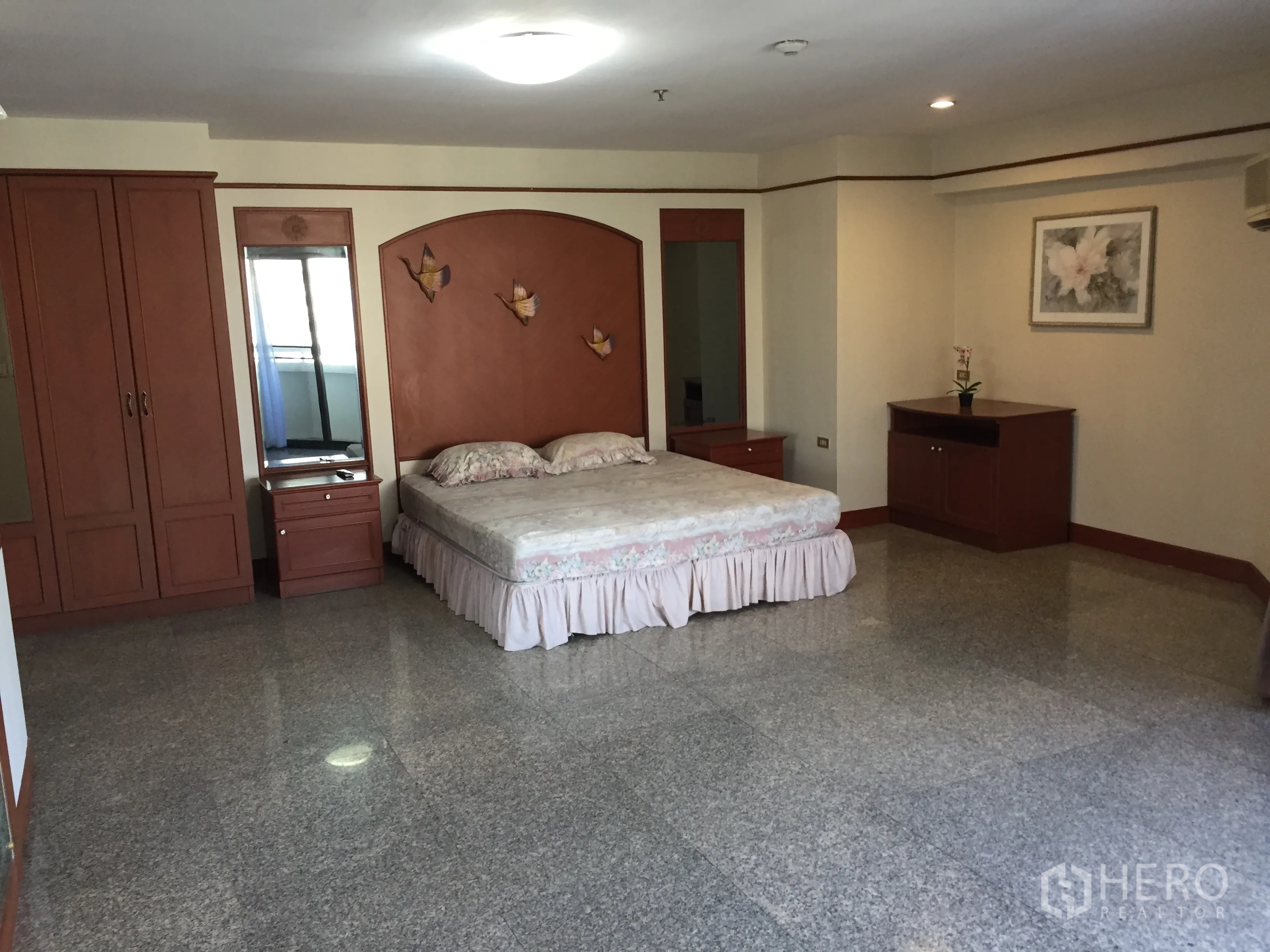 คอนโด ให้เช่าในWatthana, Bangkok - ห้องนอนมาสเตอร์กว้าง แสดงตู้เสื้อผ้าบิวท์อิน กระจกเงาคู่ โต๊ะข้างเตียง และไฟดาวน์ไลท์