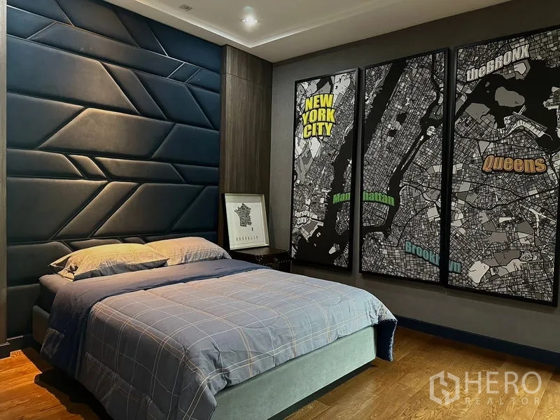 บ้าน ให้เช่าในPhra Khanong, Bangkok - ห้องนอนสไตล์โมเดิร์น ผนังบุหนังลายเรขาคณิต และภาพแผนที่