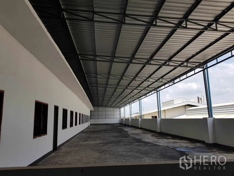 คลังสินค้า ให้เช่าในNong Khaem, Bangkok - ดาดฟ้าขนถ่ายสินค้ามีหลังคาคลุมและผนังเตี้ยโดยรอบ