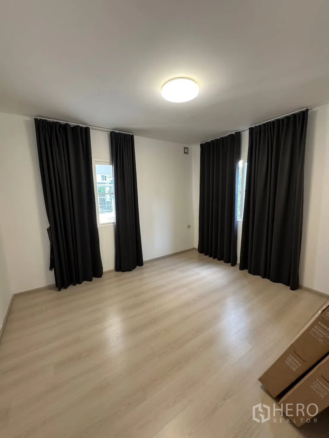 บ้านเดี่ยว for rent in Bang Phli, Samut Prakan - ห้องมุมโล่ง ปูพื้นลามิเนต ผ้าม่านทึบและหน้าต่าง