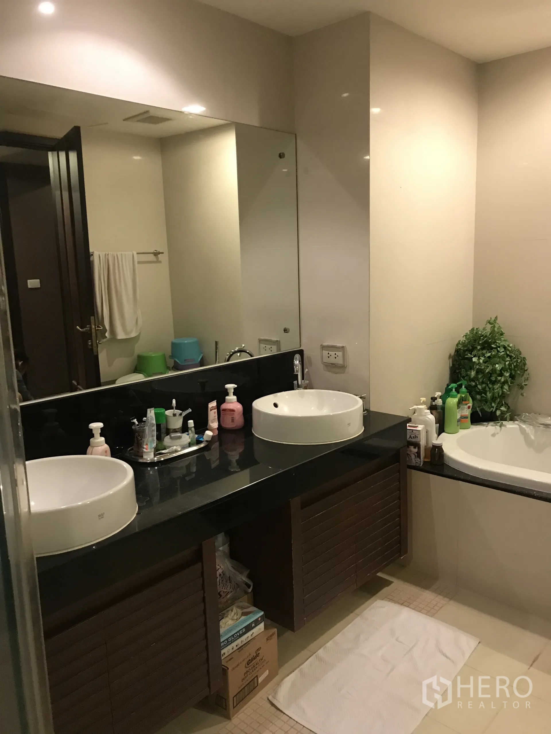 Condominium for sale in Yan Nawa, Bangkok - Main bathroom with double vanity, large mirror and corner soaking tub.