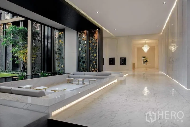 คอนโด ให้เช่าในPathum Wan, Bangkok - เลานจ์หินอ่อนหรูมองออกสู่สวน และทางเดินล็อบบี้พร้อมโคมระย้า