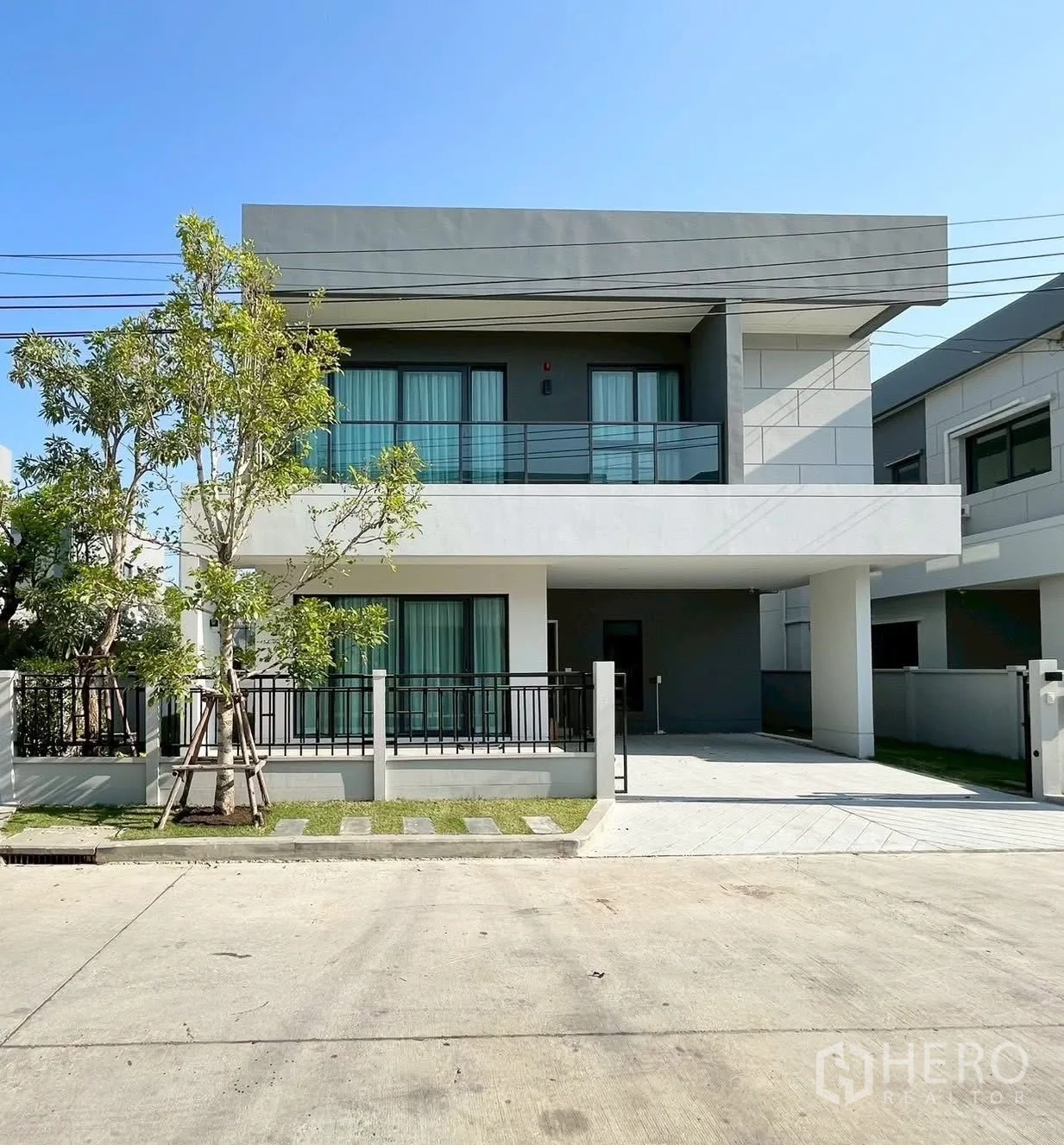 Detached House for rent in Bang Phli, Samut Prakan - Modern two-storey detached house exterior with balcony and covered carport.