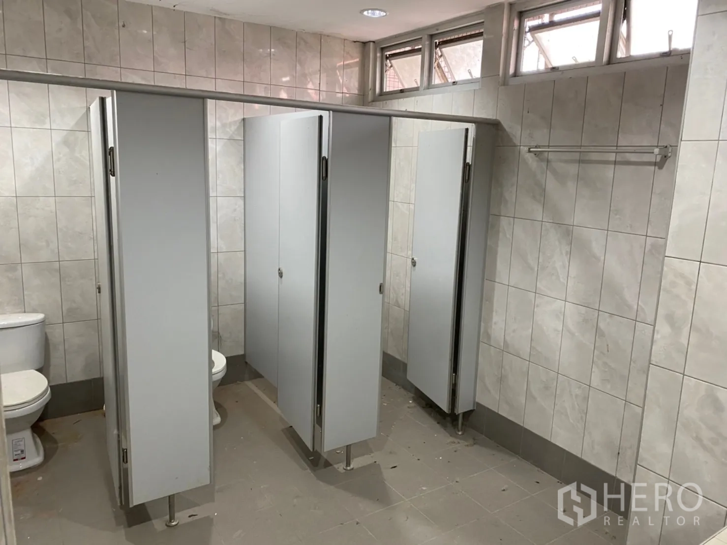 货栈 出租在Lat Krabang, Bangkok - 多间卫生间隔间，瓷砖墙面与高窗通风