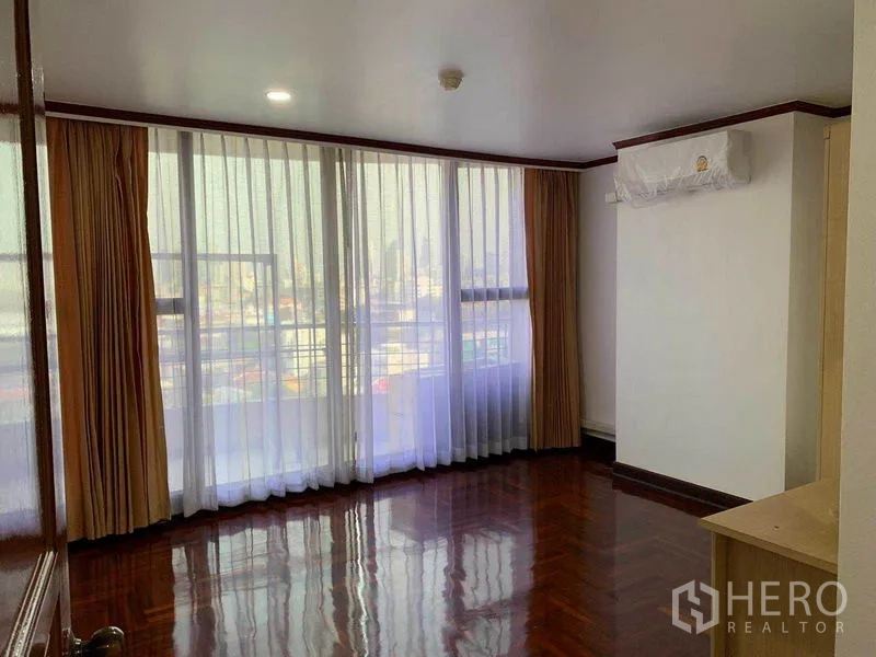 คอนโด ให้เช่าหรือขายในWatthana, Bangkok - ห้องนอนที่สอง มีหน้าต่างสูงจรดเพดาน พื้นปาร์เกต์ และเครื่องปรับอากาศติดผนัง