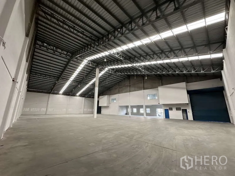 工厂 出租在Khlong Luang, Pathum Thani - 高挑仓库空间，钢结构屋顶与采光带，带夹层办公室。
