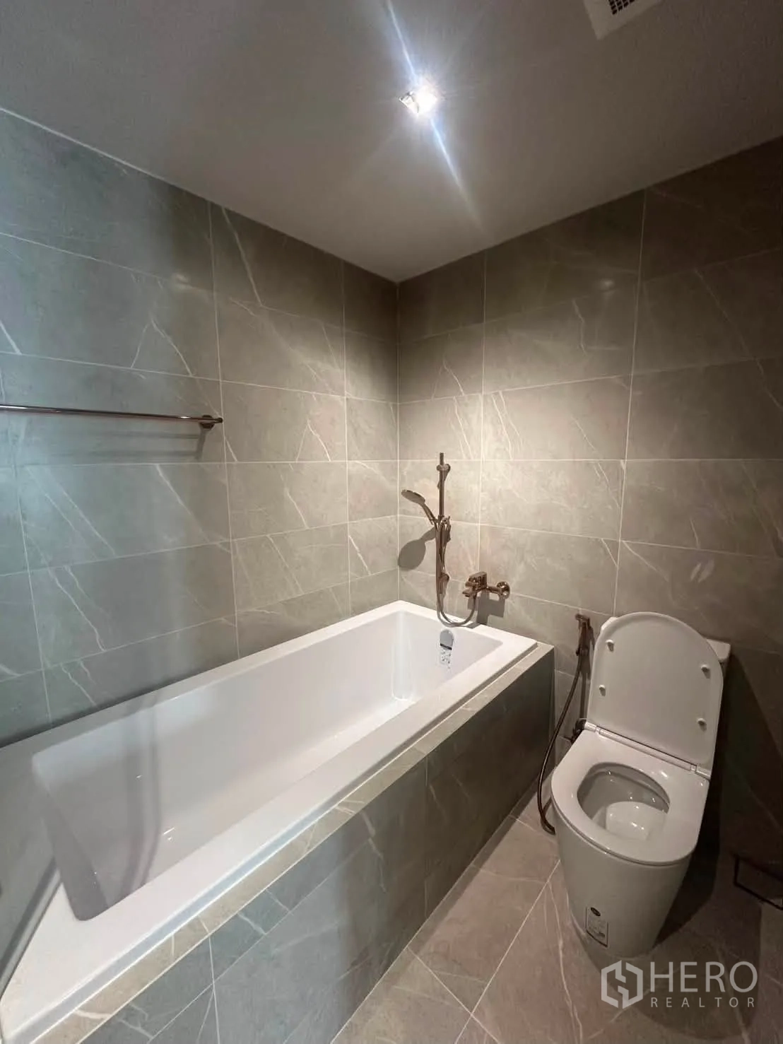 คอนโด for rent in Watthana, Bangkok - ห้องน้ำปูกระเบื้องพร้อมอ่างอาบน้ำและโถสุขภัณฑ์ไฟฝังเพดาน