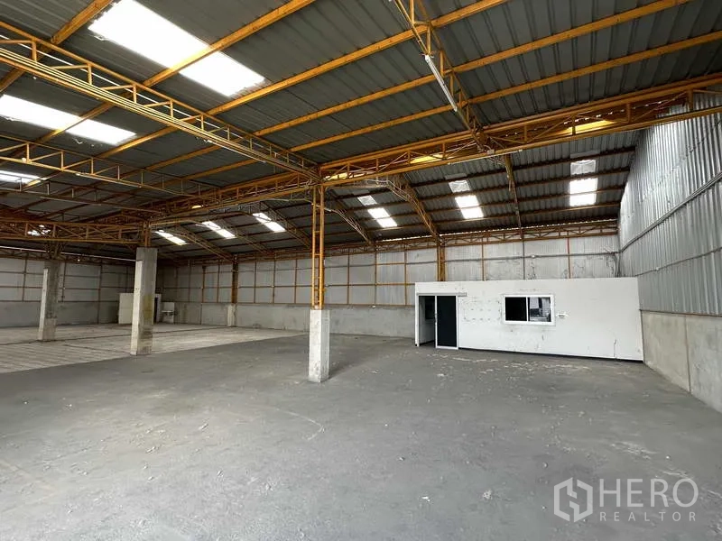 货栈 出租在Mueang Pathum Thani, Pathum Thani - 仓库内部带小型办公室，高挑屋顶与宽敞储存空间。