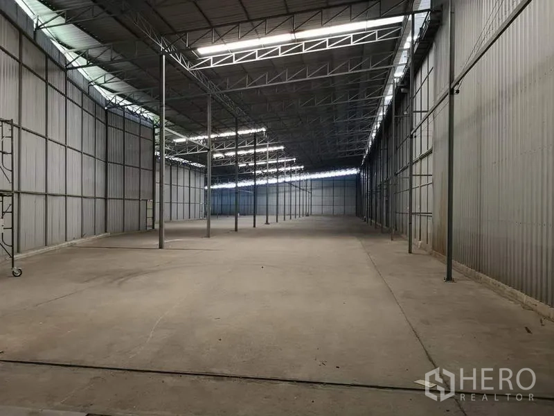 คลังสินค้า ให้เช่าในPak Kret, Nonthaburi - ภายในโกดังโล่ง เพดานทรัสสูง มีสกายไลท์และพื้นคอนกรีต