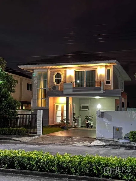 บ้าน ขายในBang Sao Thong, Samut Prakan - ด้านหน้าบ้านยามค่ำ มีระเบียงและทางรถเข้ารั้ว