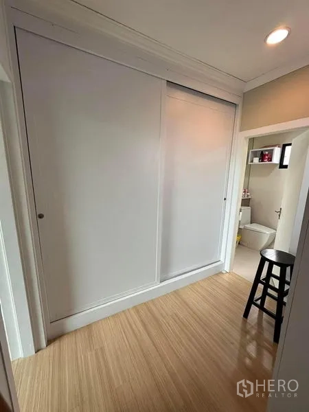 ทาวน์เฮาส์ ขายในWang Thonglang, Bangkok - โถงทางเดินพร้อมตู้บานเลื่อนสีขาว เชื่อมต่อไปยังห้องน้ำ