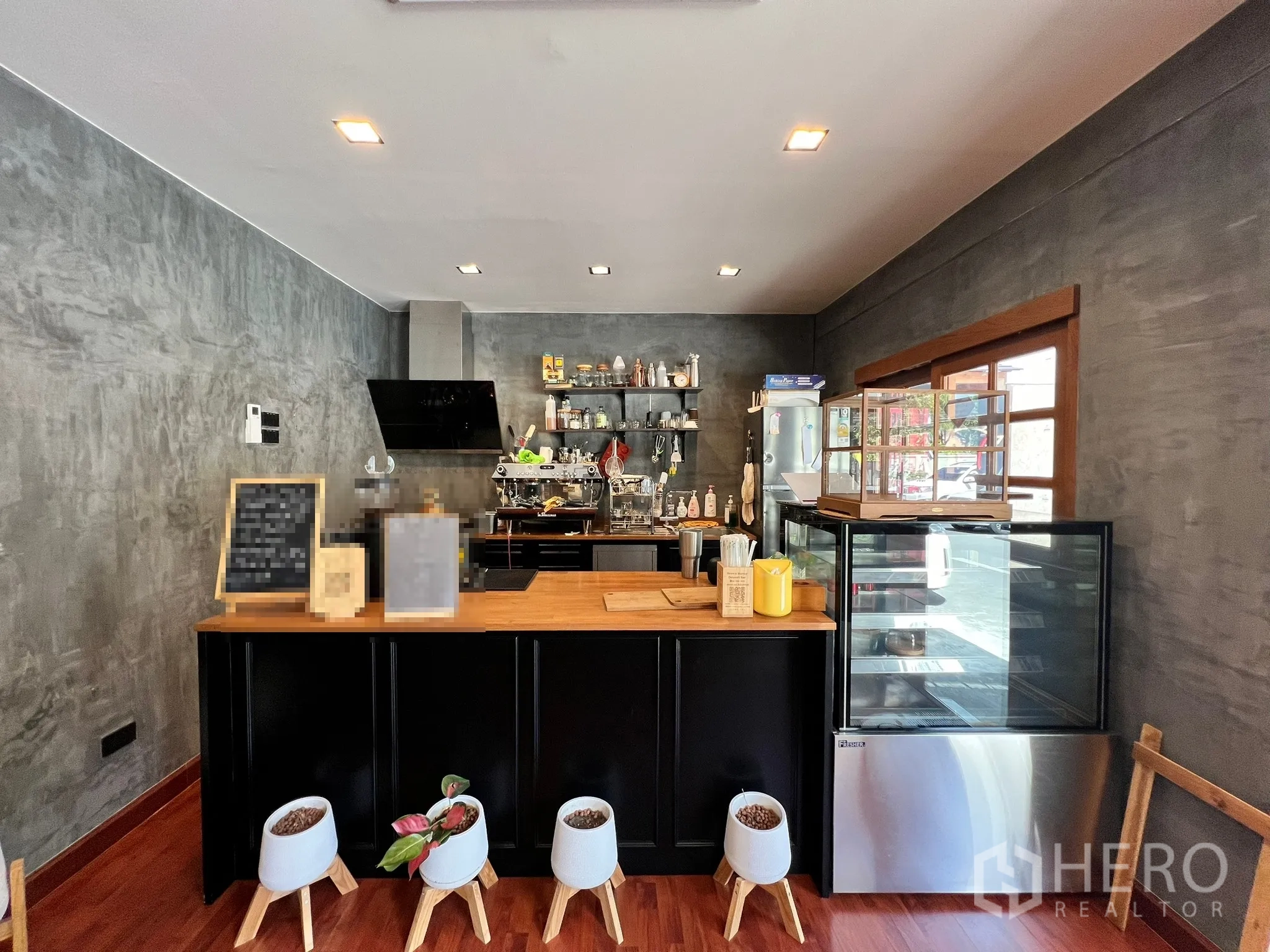 零售空间 出租在Watthana, Bangkok - 服务吧台，木质台面、黑色柜体，咖啡设备与展示冷柜一应俱全。