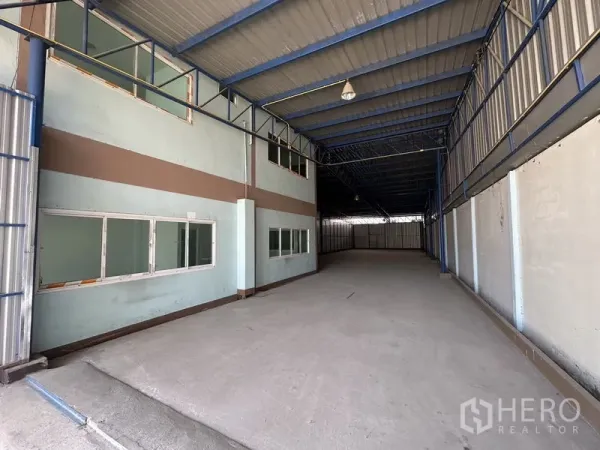 คลังสินค้า ให้เช่าในBueng Kum, Bangkok - พื้นที่โหลดสินค้าภายใน หลังคาเมทัลชีทสูง ผนังมีหน้าต่าง พื้นคอนกรีตเรียบ