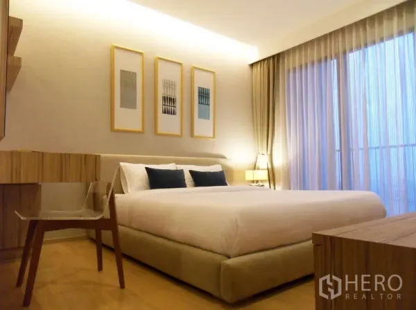 คอนโด ให้เช่าในPhaya Thai, Bangkok - ห้องนอนบรรยากาศอบอุ่น เตียงคิง ไฟส่องนุ่ม และผ้าม่านโปร่งข้างประตูระเบียง