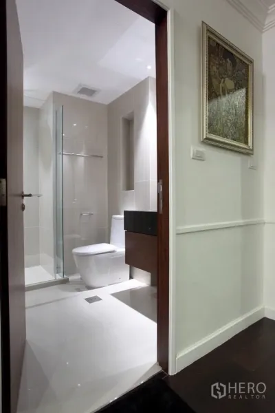 คอนโด ให้เช่าในSathon, Bangkok - ห้องน้ำสมัยใหม่พร้อมห้องอาบน้ำกระจก ปูกระเบื้องโทนขาว และเคาน์เตอร์อ่างล้างหน้า