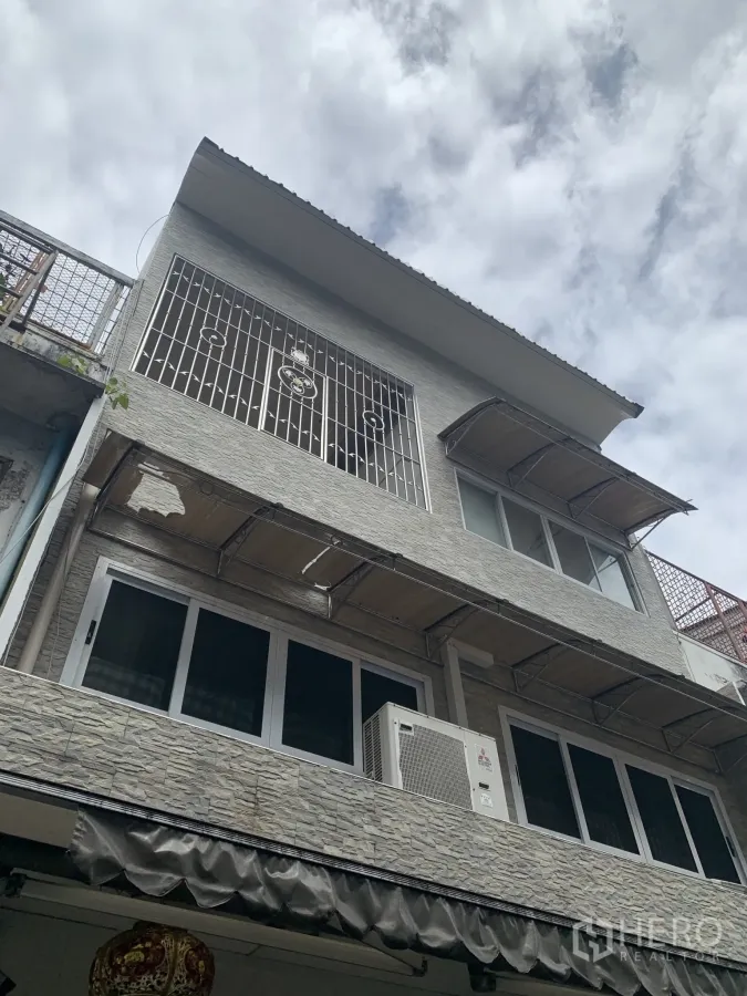 店屋 出售在Pathum Wan, Bangkok - 巴吞旺三层店屋外立面，滑动窗、金属护栏与遮雨篷。