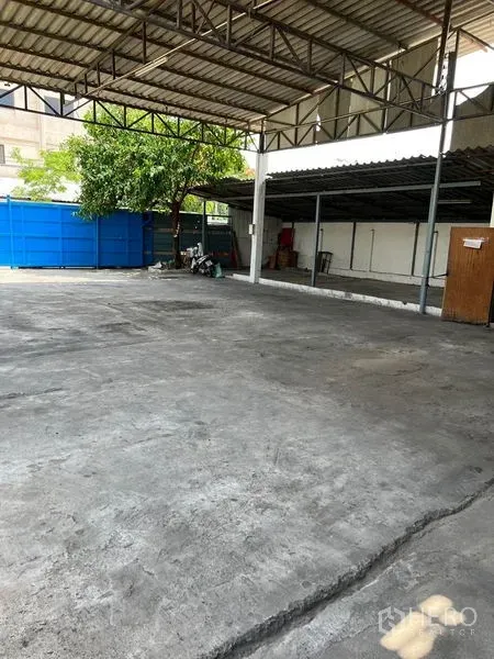 คลังสินค้า ให้เช่าในKhlong Toei, Bangkok - ลานโหลดสินค้ามีหลังคา โครงเหล็ก และพื้นที่คอนกรีตกว้างสำหรับรถบรรทุก