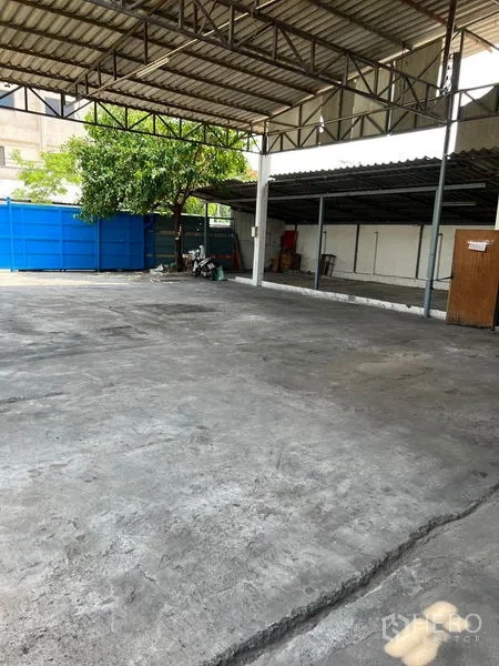 คลังสินค้า ให้เช่าในKhlong Toei, Bangkok - ลานโหลดสินค้ามีหลังคา โครงเหล็ก และพื้นที่คอนกรีตกว้างสำหรับรถบรรทุก