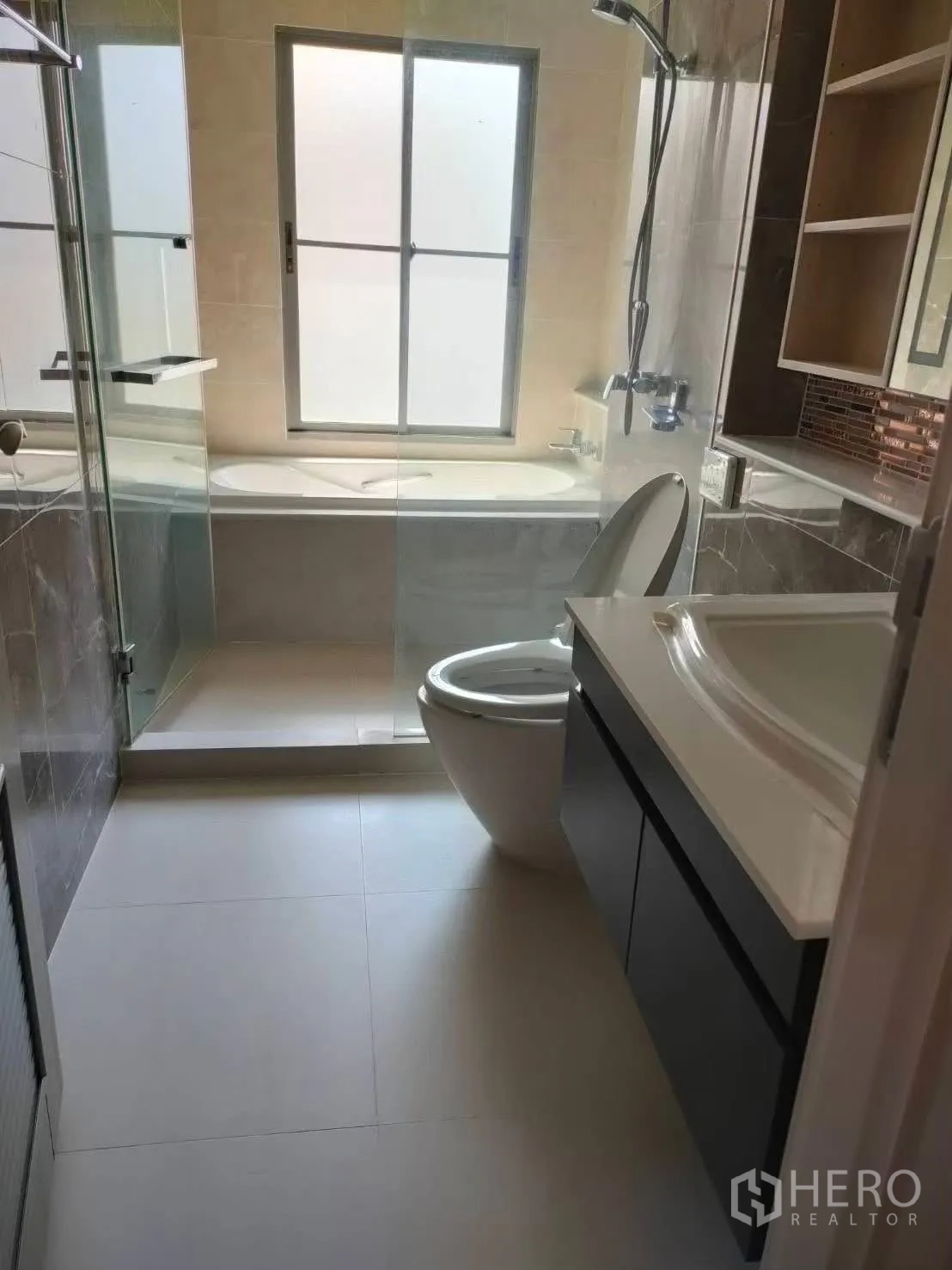 บ้านเดี่ยว for rent in Bang Phli, Samut Prakan - ห้องน้ำมีตู้กระจกอาบน้ำ อ่างอาบน้ำริมหน้าต่าง โถสุขภัณฑ์ และอ่างล้างหน้า
