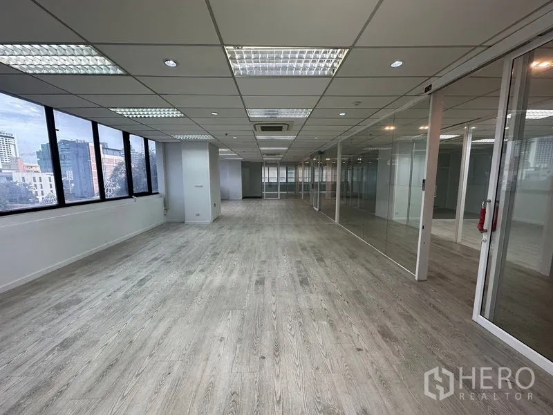 办公空间 出租在Din Daeng, Bangkok - 超长开放式办公空间，一侧连续玻璃办公室与大窗。