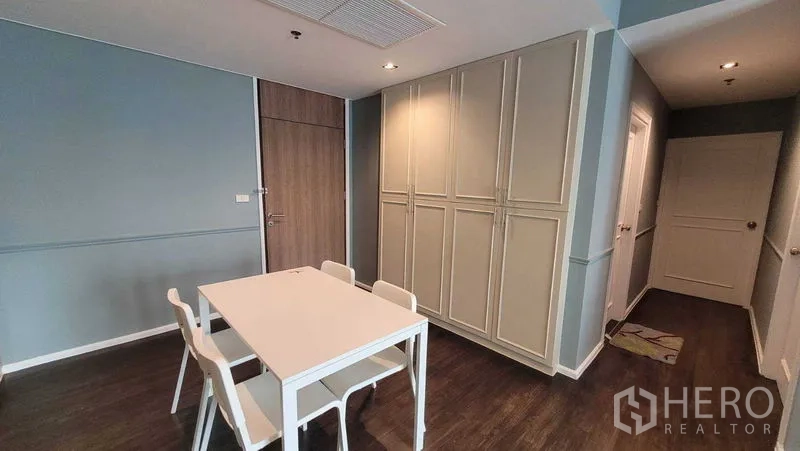 คอนโด ให้เช่าในKhlong Toei, Bangkok - มุมทานอาหาร โต๊ะสีขาว 4 ที่นั่ง ข้างตู้บิวท์อินบานสูง แบบโอเพนแพลน